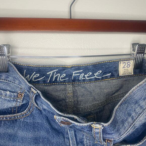 We The Free Mid Rise 3” Cut Off Medium Wash Denim Short Size 28‎ - Picture 2 of 6